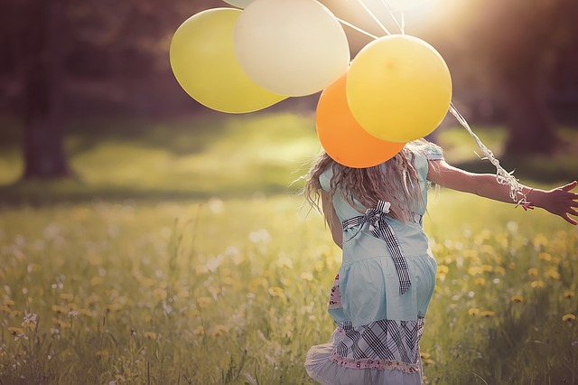 dívka s balonky