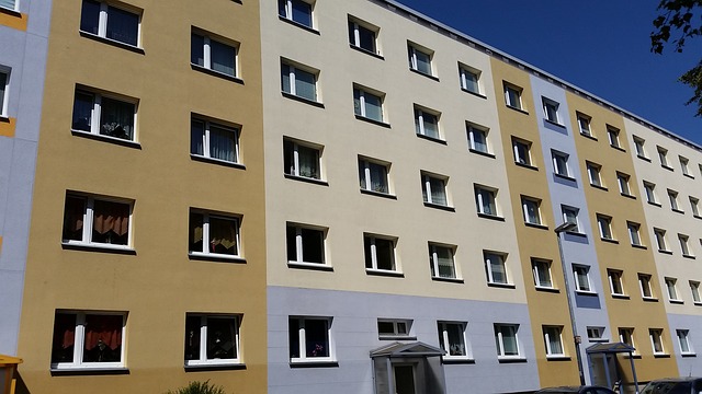 panelák s plastovými okny